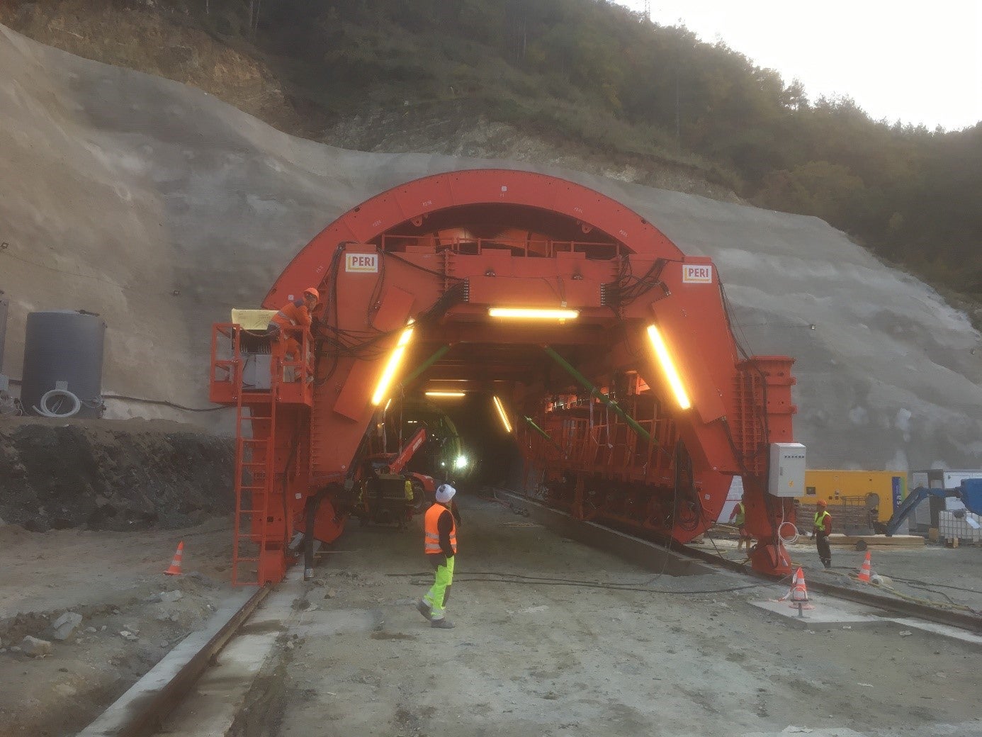 Придвижване на кофражната количка по релсов път чрез хидралвична система