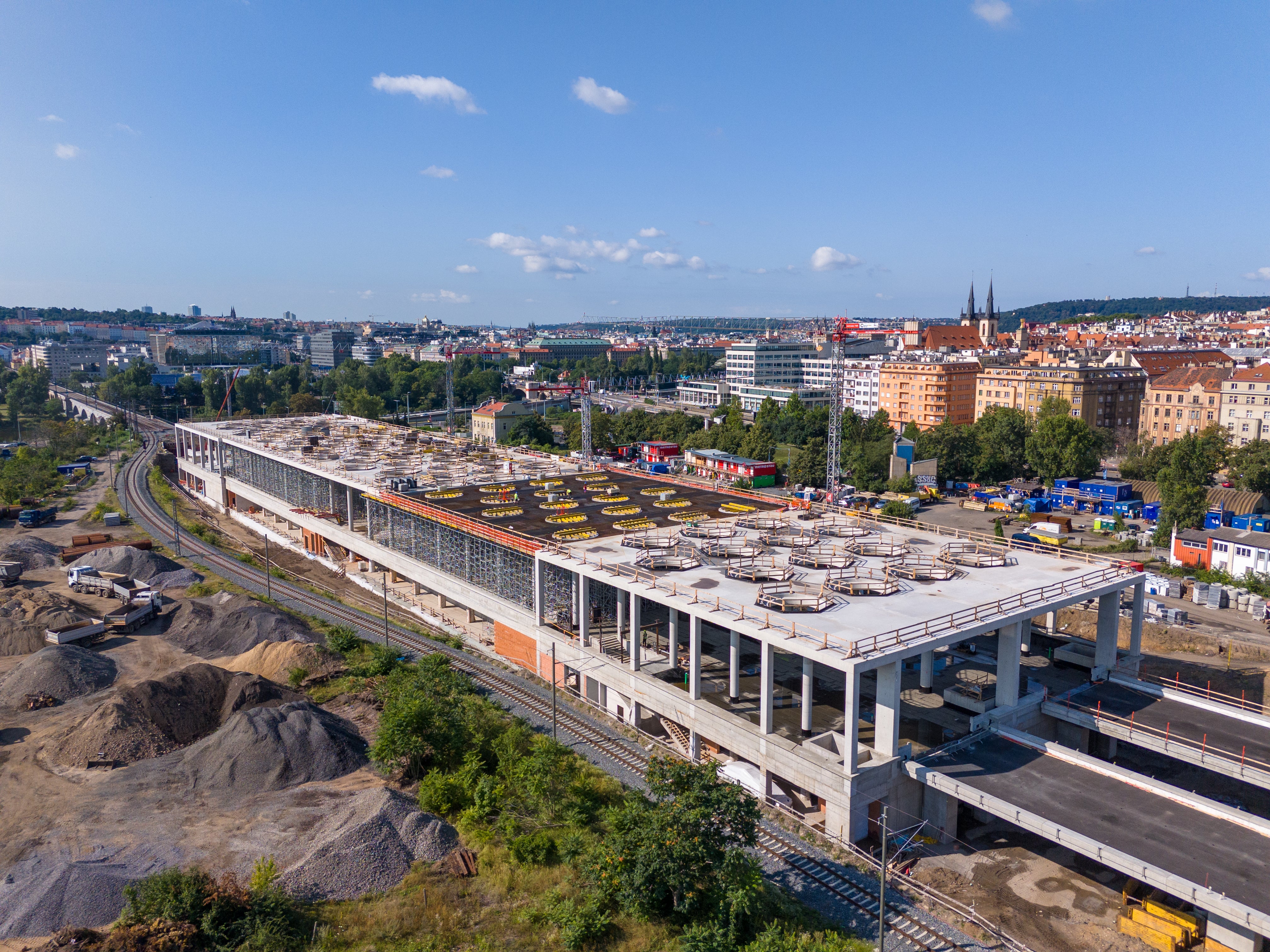 Nové nádraží Praha-Bubny v technicky náročné fázi výstavby konstrukce zastřešení