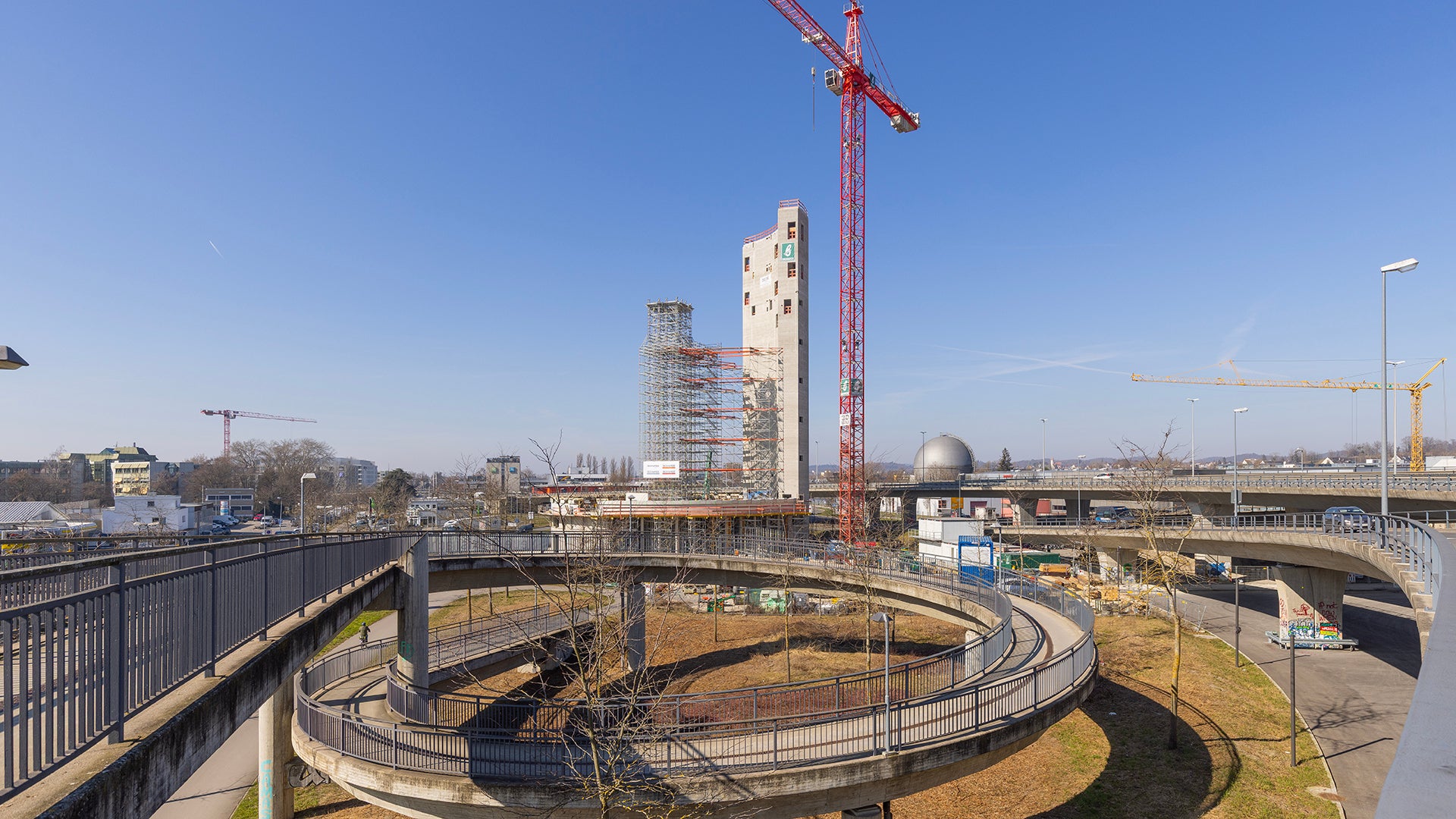 Der Panorama-Rundturm, eingebettet zwischen Europabrücke und Reichenaustraße, bildet den Mittelpunkt des neuen Stadtquartiers am Seerhein.