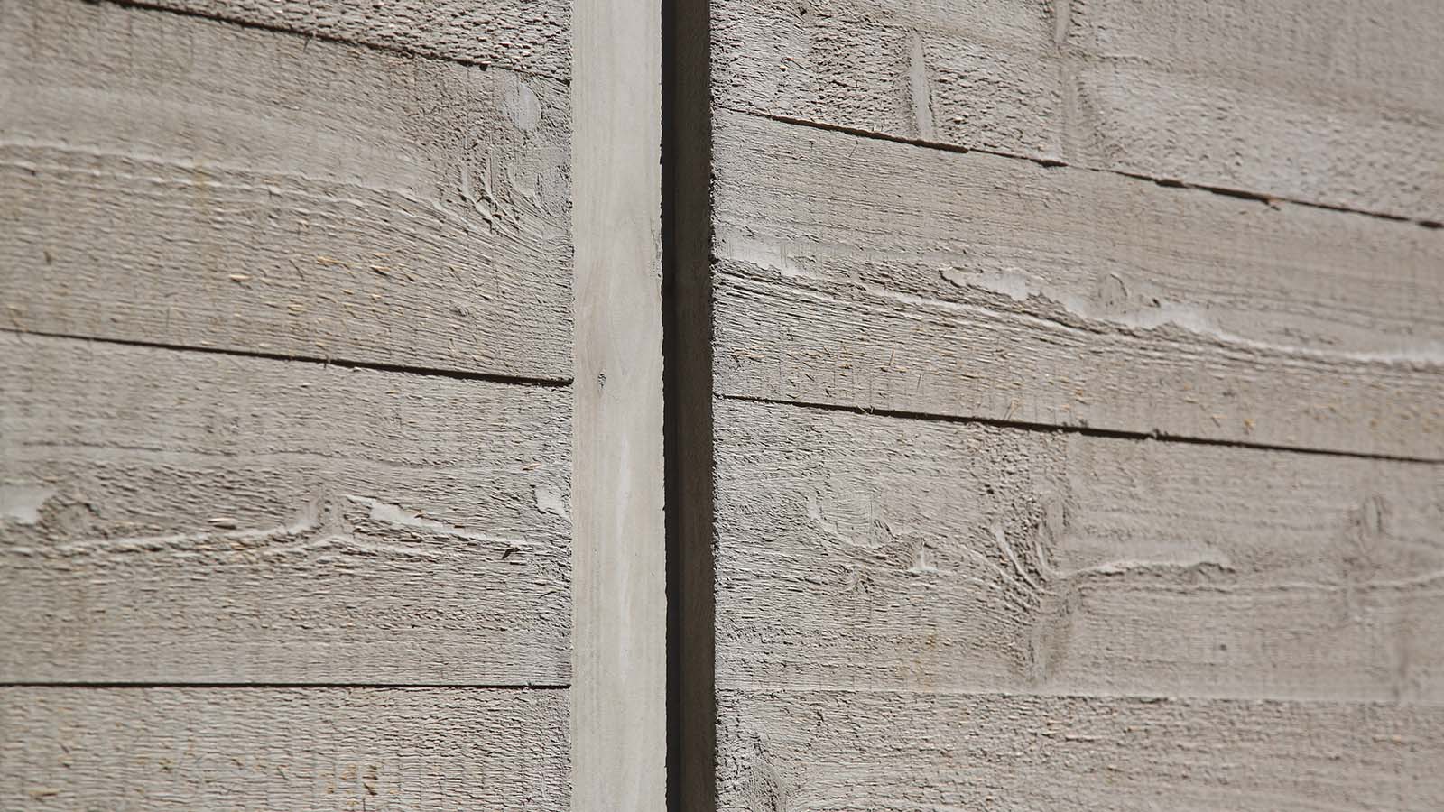 Holzoptik der Betonwand