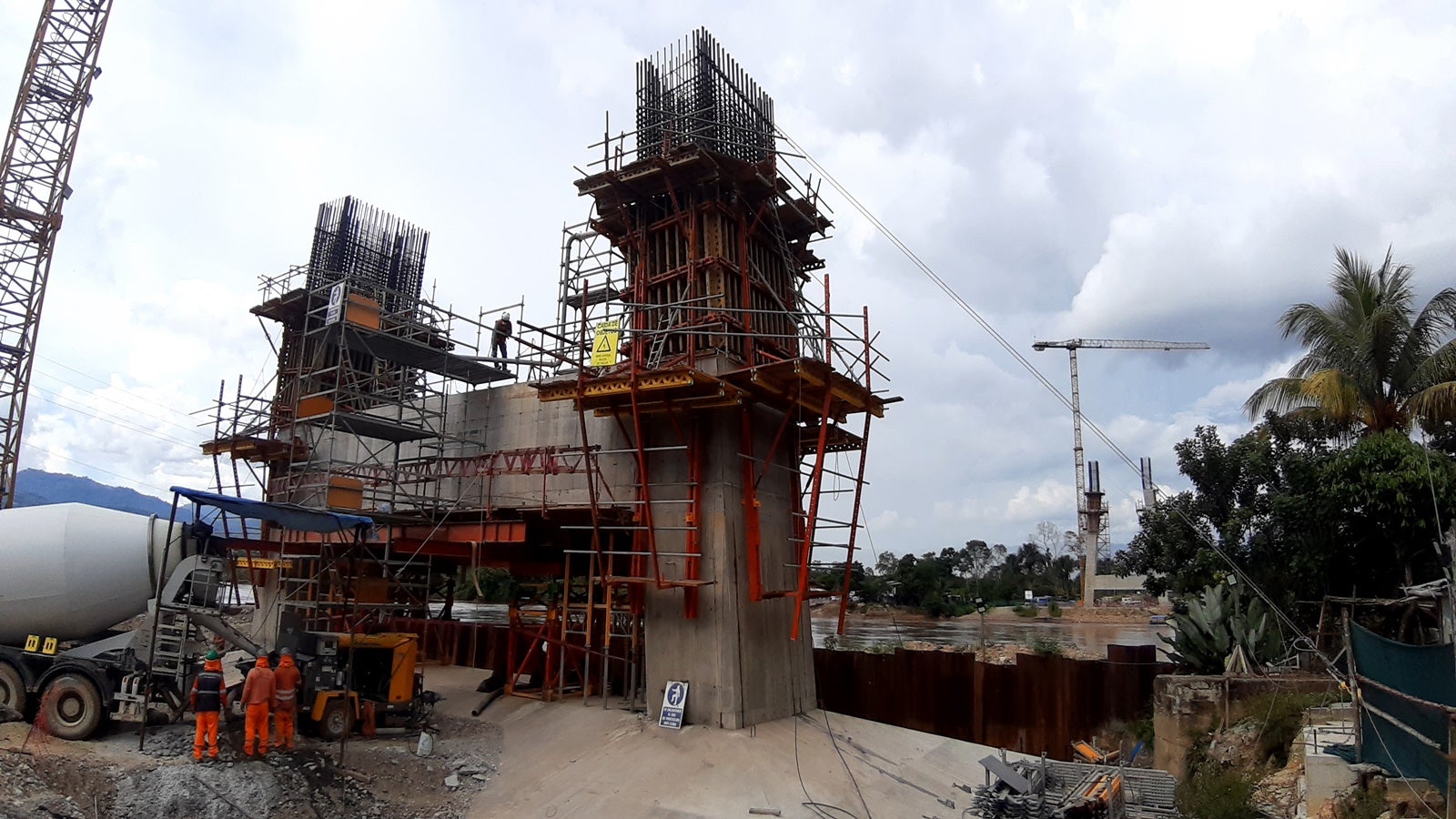 Puente Huallaga y accesos con sistemas Variokit, Encofrados Liwa y Vario