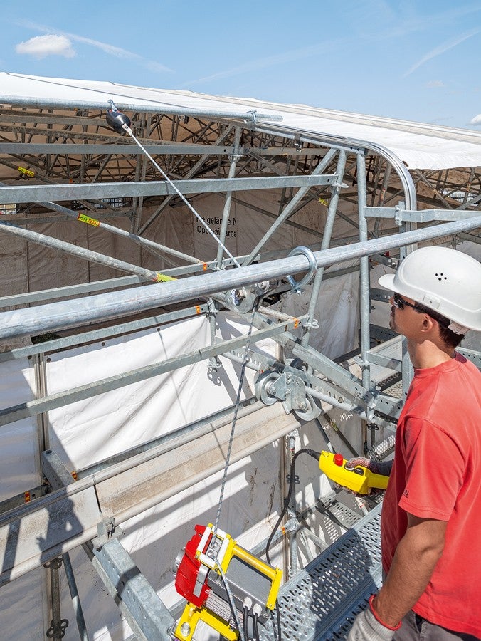 The proven Weather Protection Roof is supplemented by other components – including an electric motor for retracting the sheeting.