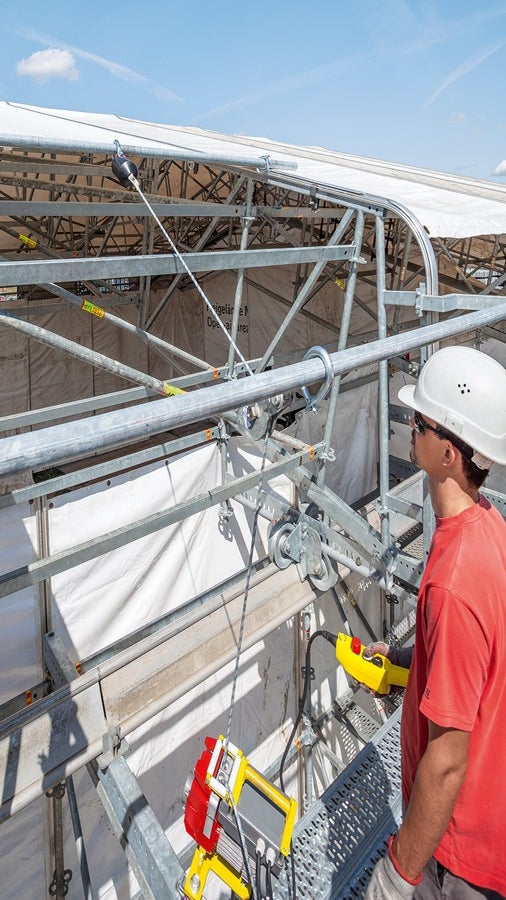 The proven Weather Protection Roof is supplemented by other components – including an electric motor for retracting the sheeting.