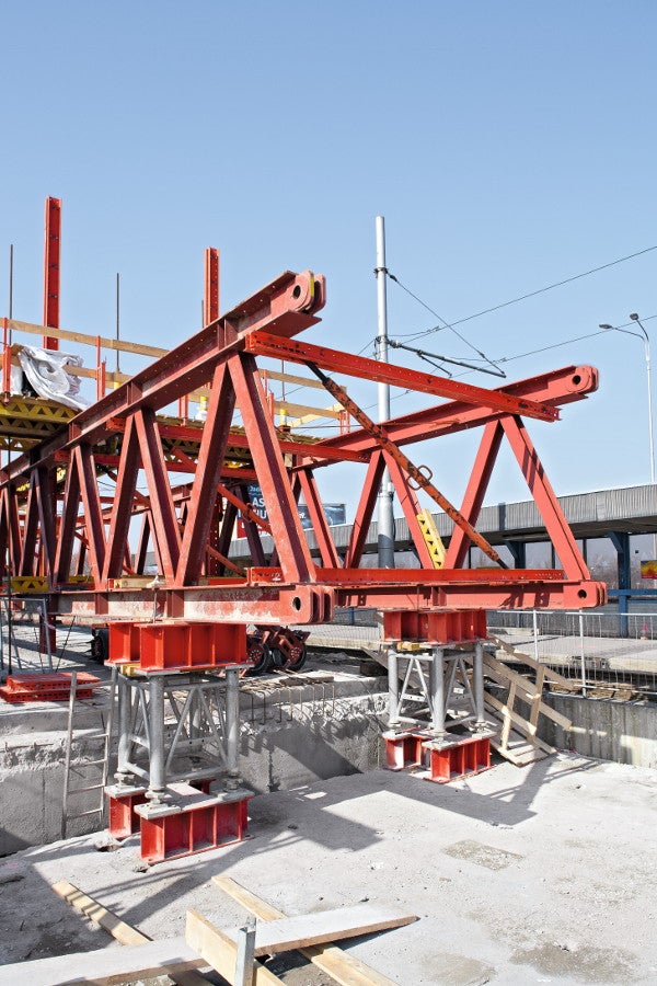Na KMT se zavěsily koncové podpěry ST-A4 a s využitím hydraulického navijáku byla celá konstrukce pojezdem po mostě přesunuta do následující pracovní pozice nad další mostní pole.