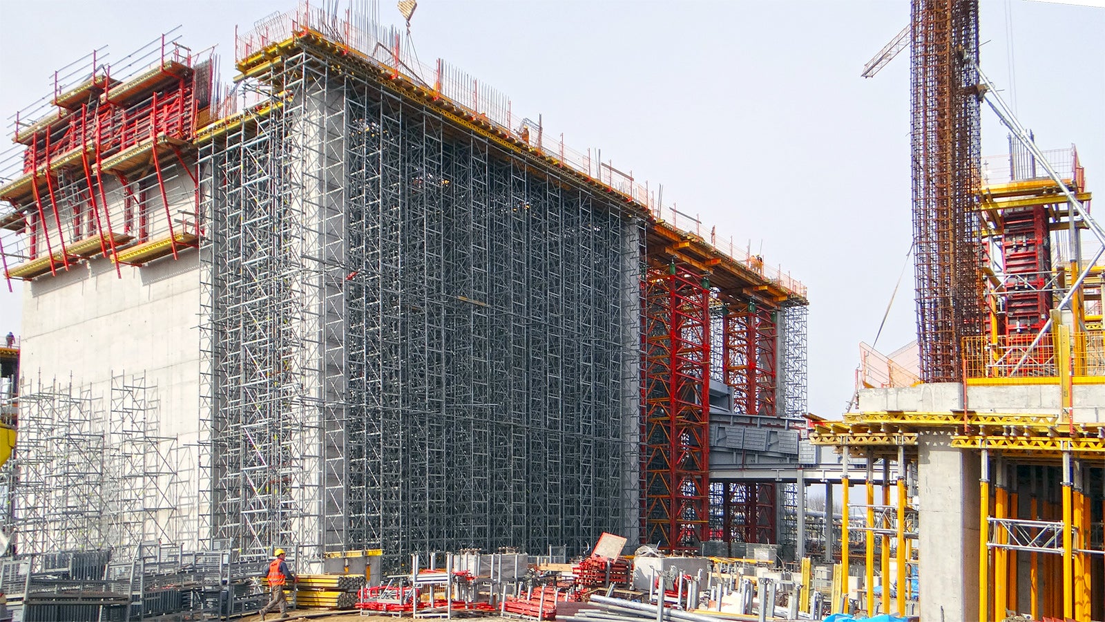 Rusztowanie podporowe PERI ST 100 i VST optymalnie dobrane do obciążeń stropu spalarni odpadów w Rzeszowie.