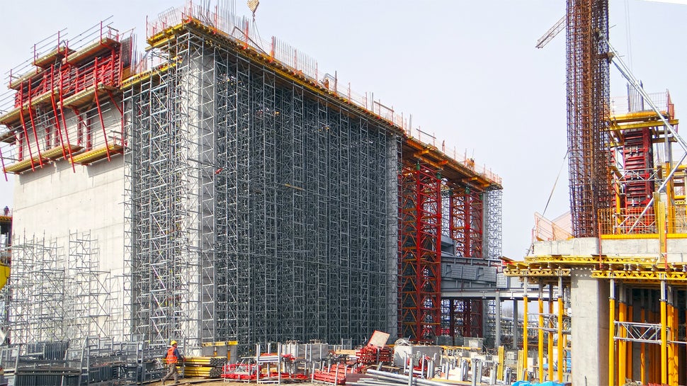 Rusztowanie podporowe PERI ST 100 i VST optymalnie dobrane do obciążeń stropu spalarni odpadów w Rzeszowie.