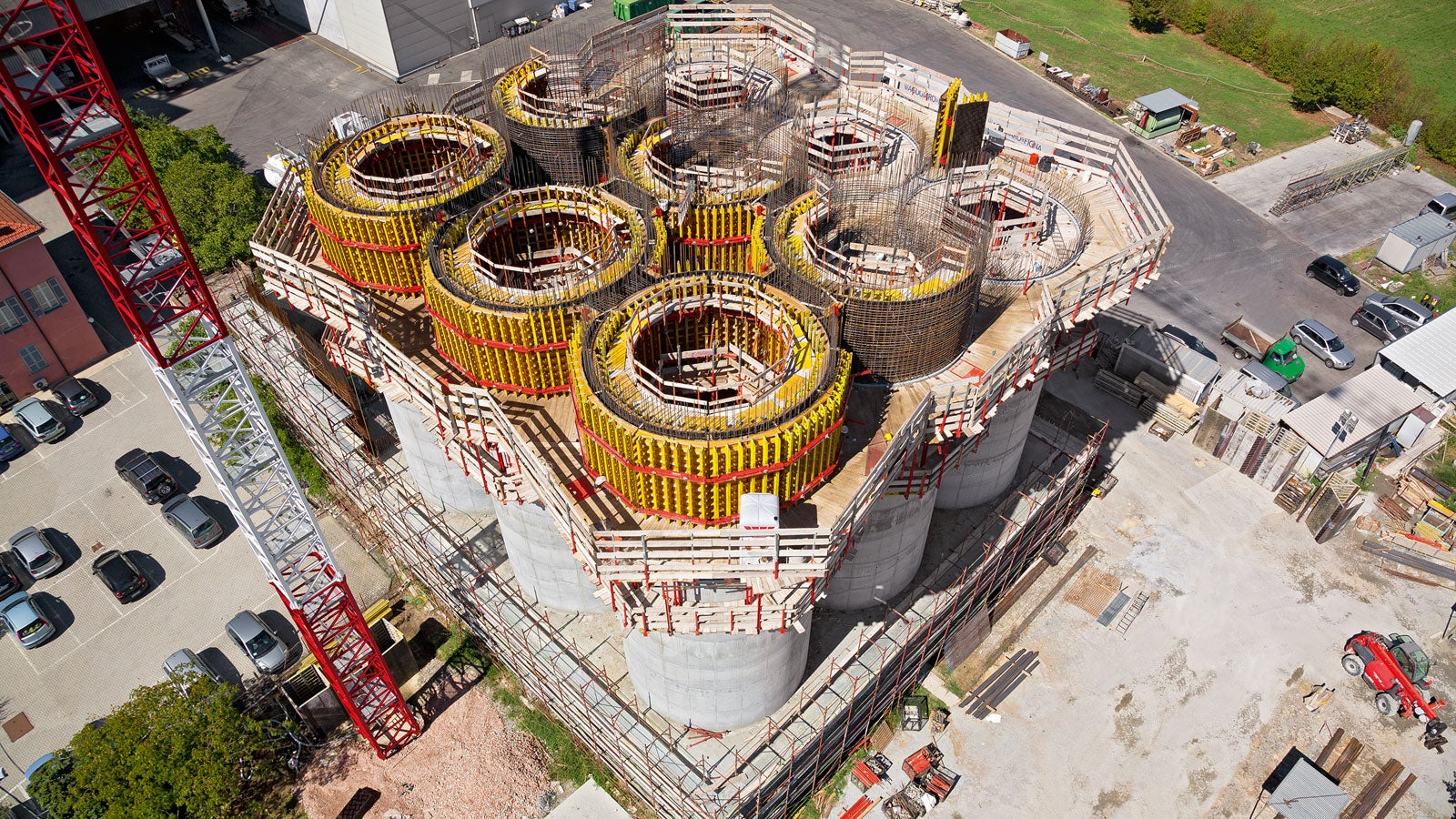 Dotazione completa per le passerelle di ripresa e dotazione dimezzata per i moduli di cassaforma per pareti, per procedere con velocità e uniformità