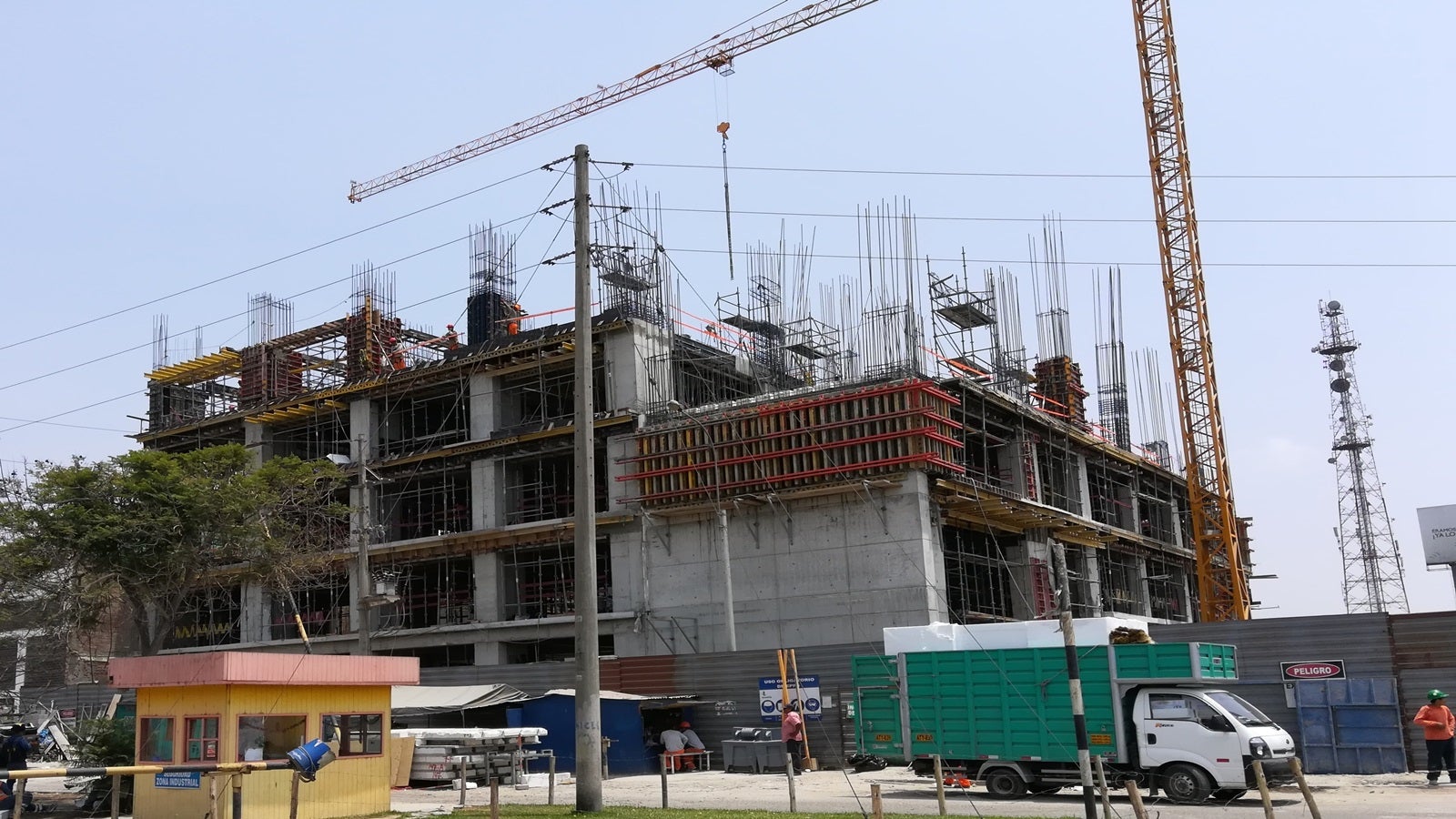 Edificio Instituto Educacional IDAT - Nuevo campus San Juan de Miraflores en Lima.