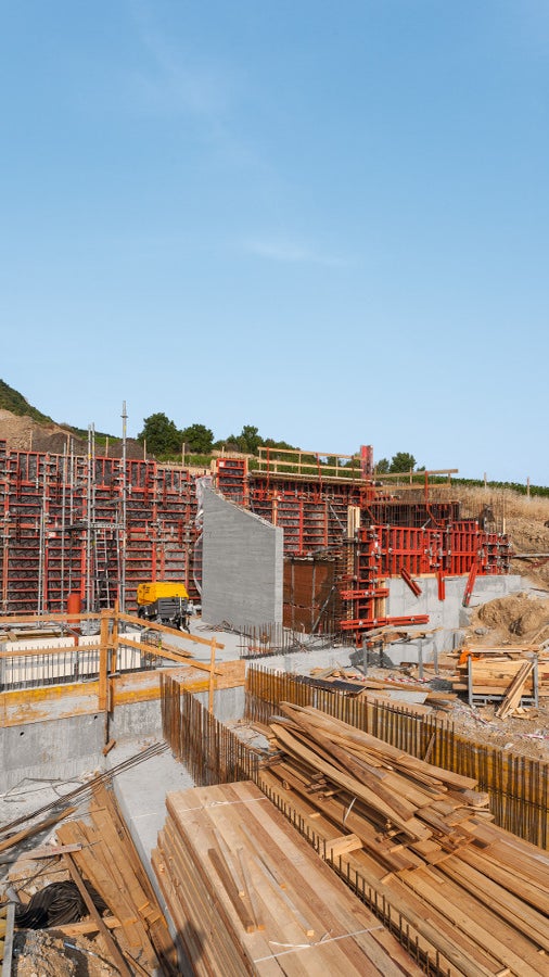 Bednění stěn muzea systémem TRIO s finálním otiskem prken na betonové stěně.