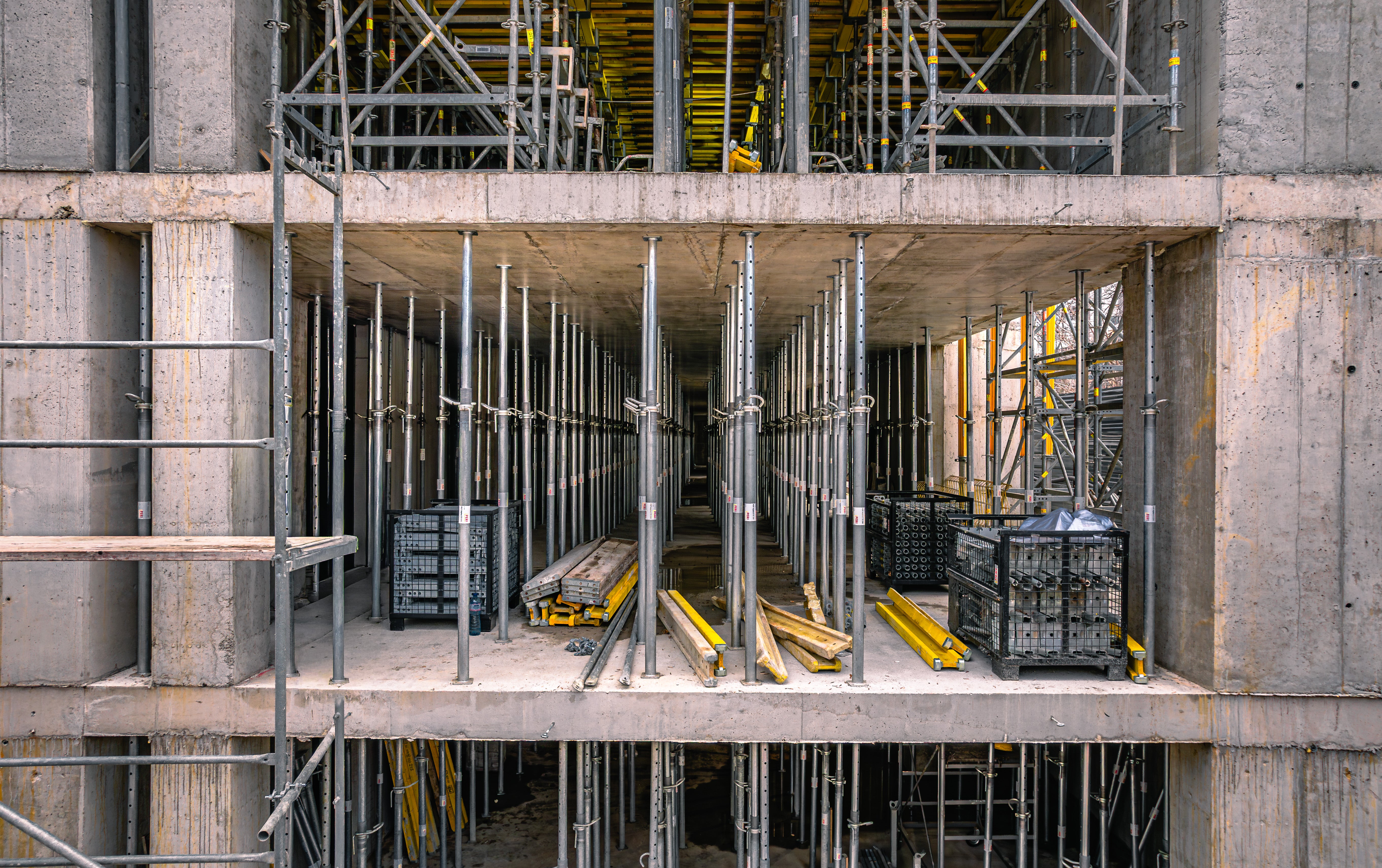 PERI подпори, разположени по инженерна схема, осигуряващи безопасно пренасяне на натоварванията към фундамента.