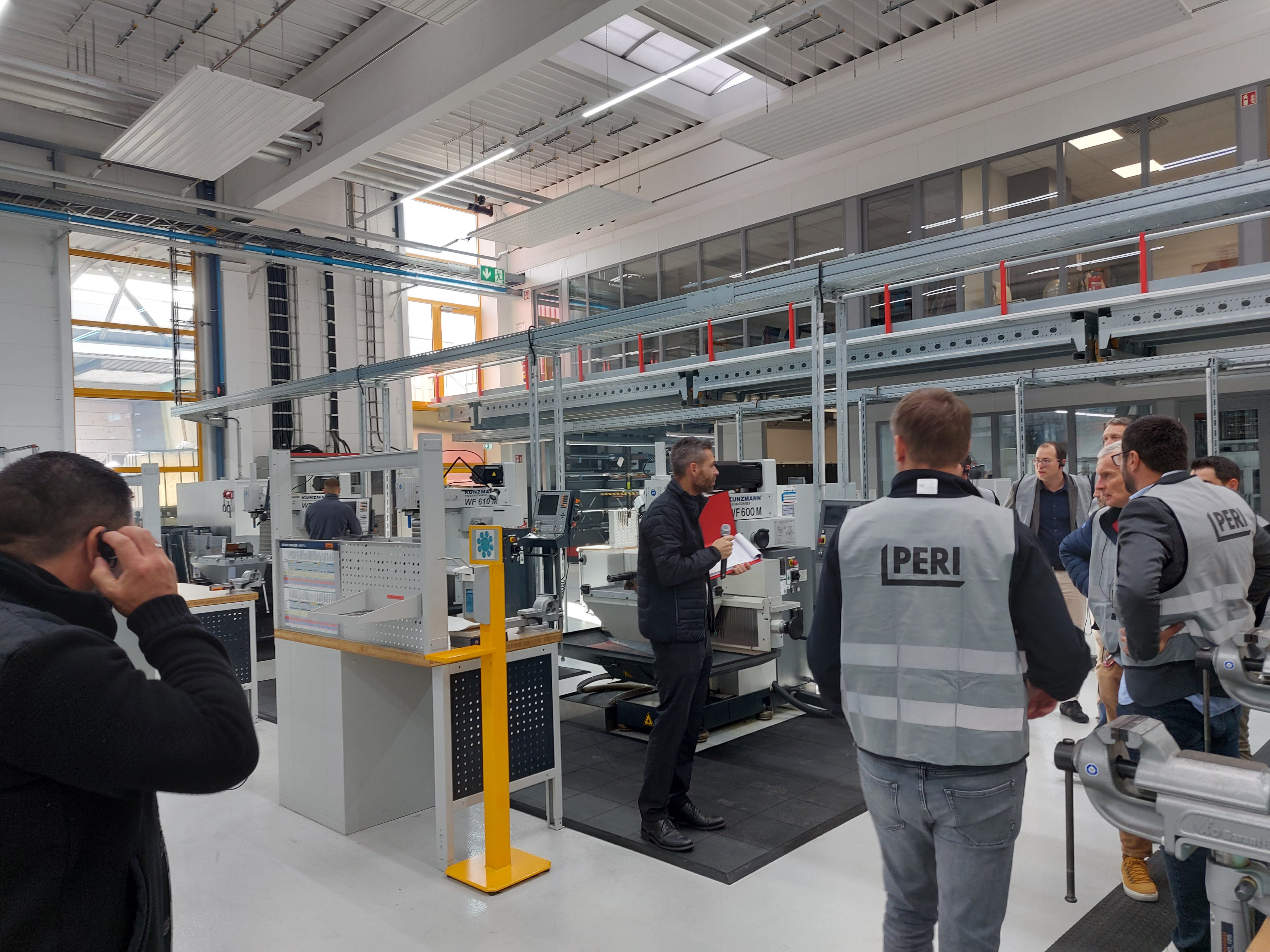 PERI à la bauma 2022 : afin de rester toujours au plus près de ses clients, PERI permettait aussi de visiter ses locaux et son usine au siège social du Groupe PERI à Weissenhorn, dans le sud de l’Allemagne : les „PERI Experience Days”. (Photo : PERI France)<br/>