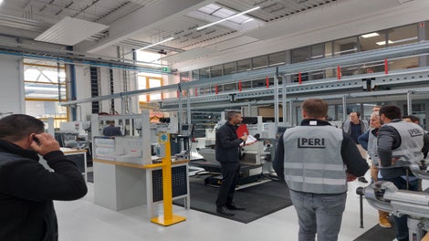 PERI à la bauma 2022 : afin de rester toujours au plus près de ses clients, PERI permettait aussi de visiter ses locaux et son usine au siège social du Groupe PERI à Weissenhorn, dans le sud de l’Allemagne : les „PERI Experience Days”. (Photo : PERI France)<br/>