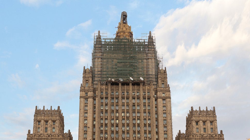 Реставрационные работы на всех фасадах здания, включая демонтаж шпиля, ведутся на системе строительных лесов PERI UP Flex.