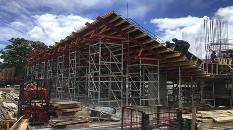 Graderías y losas inclinadas soportadas con torres de carga ST-100 y el versátil sistema de ingeniería VARIOKIT.