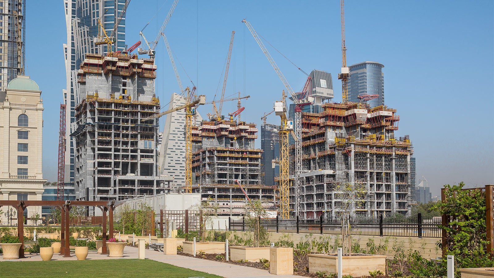 The core and supporting walls are climbed in advance and crane-independently with ACS and VARIO. For each high-rise core, two placing booms are carried with the help of the ACS Self-Climbing System.