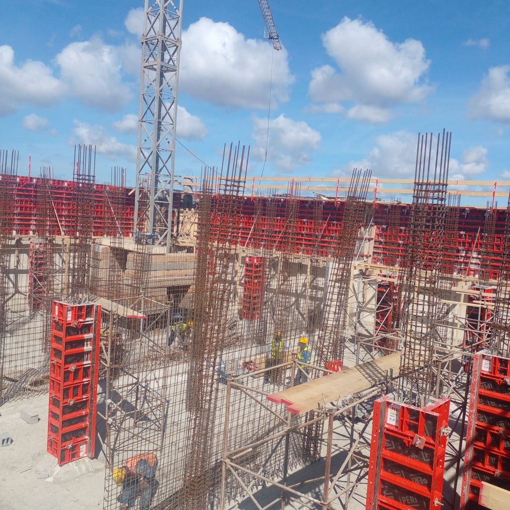 HANDSET Alpha column system in jobsite