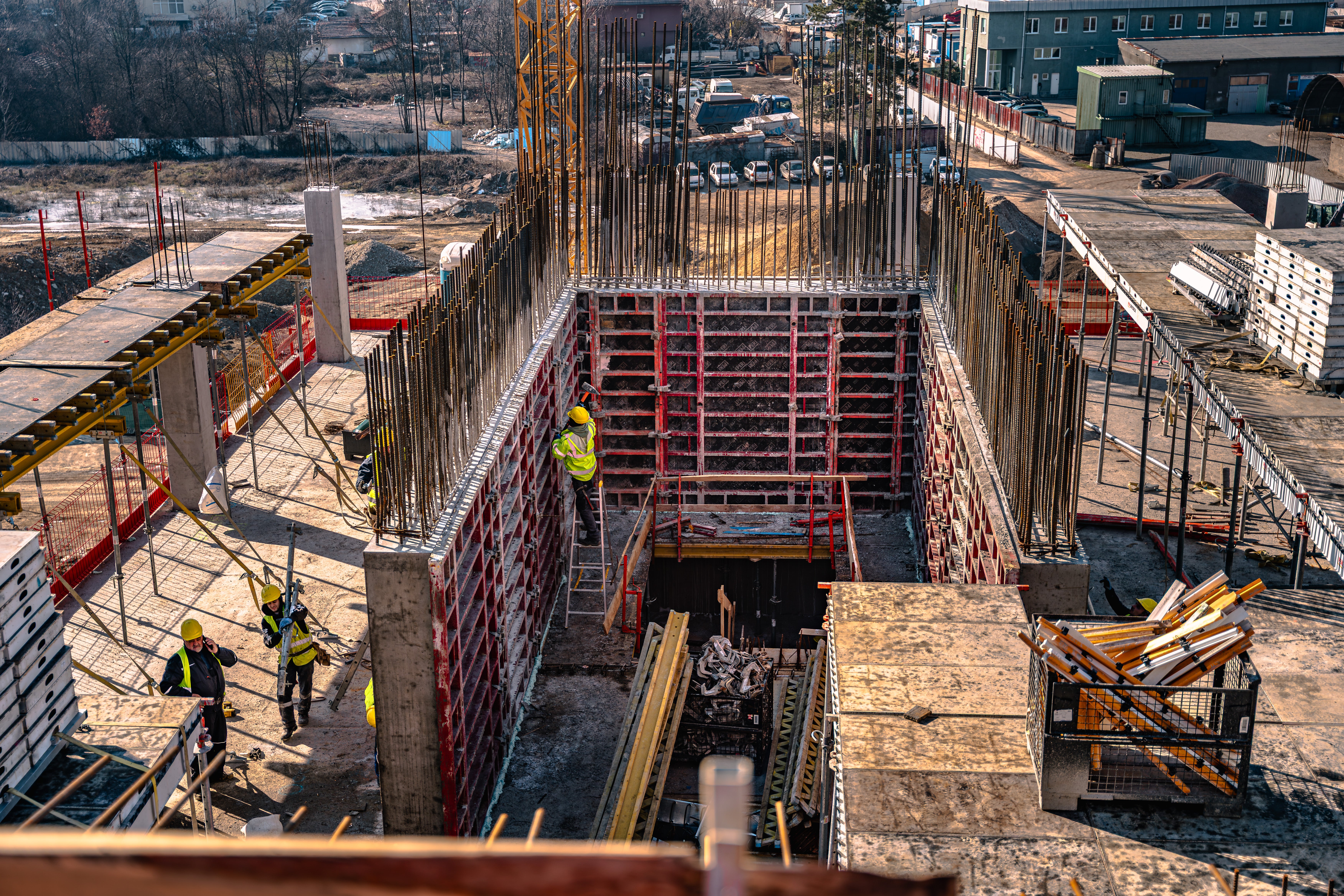 Изпълнение на стени и ядра с рамков кофраж TRIO, осигуряващ бърз монтаж и стабилност.