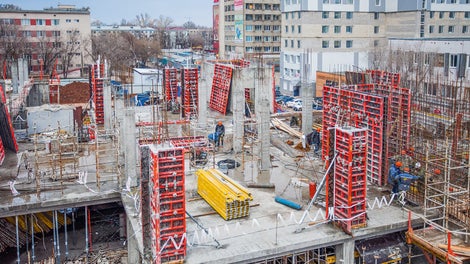 На возведение 6-этажного монолитного каркаса здания площадью более 25 000 м2 было выделено всего полгода. Однако, несмотря на сжатые сроки и конструктивные особенности, строительство центра прошло согласно плану.