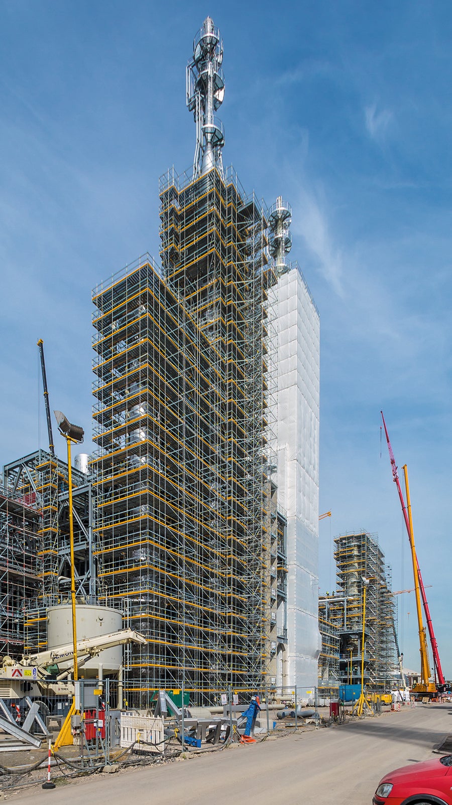 The plant components of BASF's new acetylene plant reach up to 90 m in height.