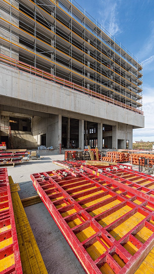 MAXIMO框架造型模板确保了高质量的清水混凝土和快速的立模，PERI UP 外装修脚手架提供了安全的作业环境。