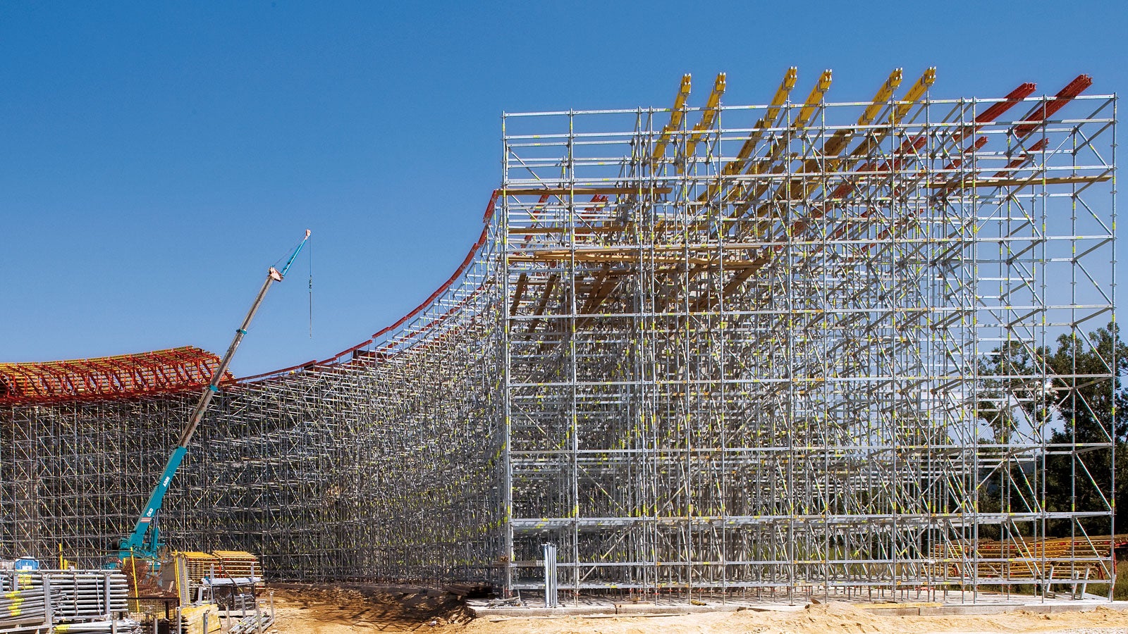 The supporting level of the PERI UP falsework construction was almost 15 m.