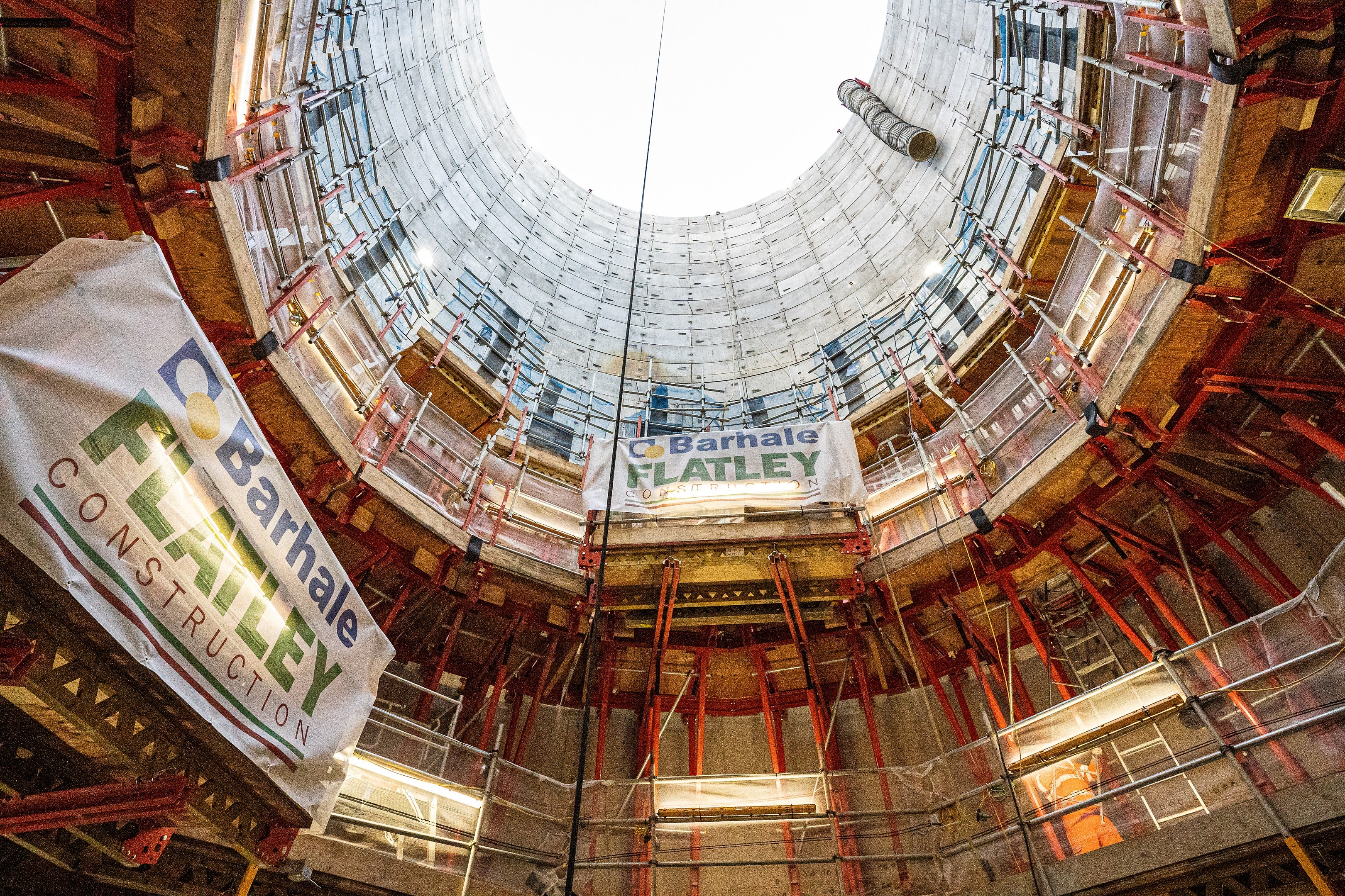 We supported the construction of the secondary lining with: SCS Climbing System, RCS MAX Rail Climbing System, VARIO GT 24 Girder Wall Formwork, PERI UP Flex Stair 100/125.<br/>