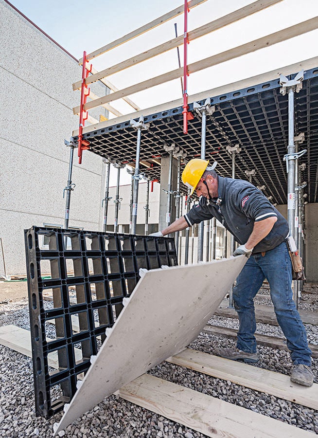The replacement formlining can be mounted by hand using only a few screws – also on the construction site and without any special tools.