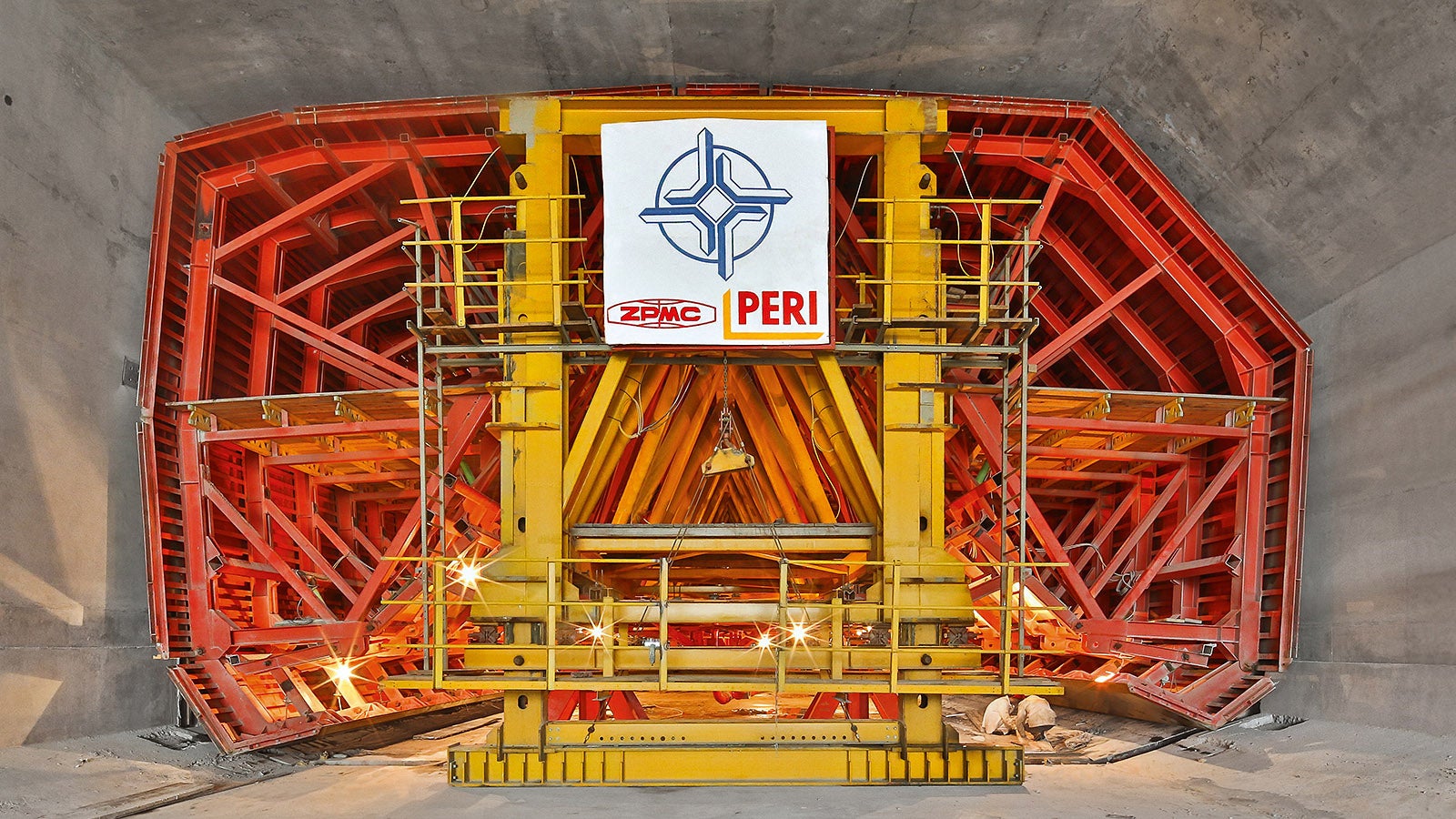 The 180 m long tunnel elements are cast in eight individual segments each 22.50 m long – monolithic, without ties and in compliance with strict dimensional tolerances.