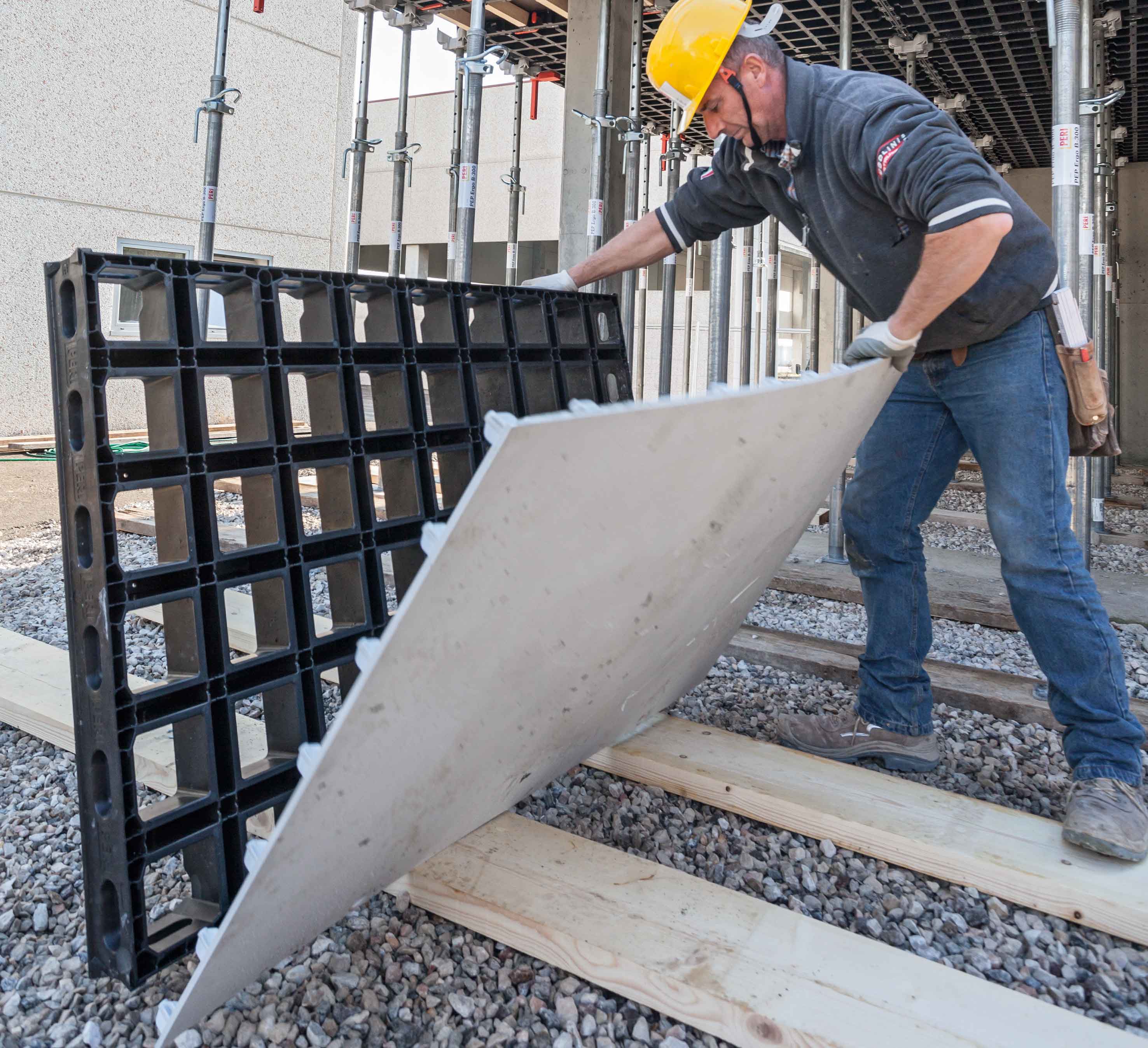 The face can easily be replaced without special tools and skills. Pre-drilled holes and molds in the frame and on the formliner ensure that it is automatically aligned and can be fastened in just a few minutes.