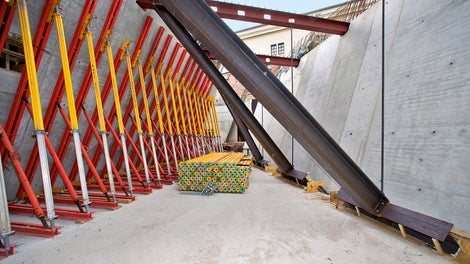 Due to static reasons, all walls and slabs had to be fully supported until construction of the concrete frame had been completed using system components taken from the PERI portfolio.