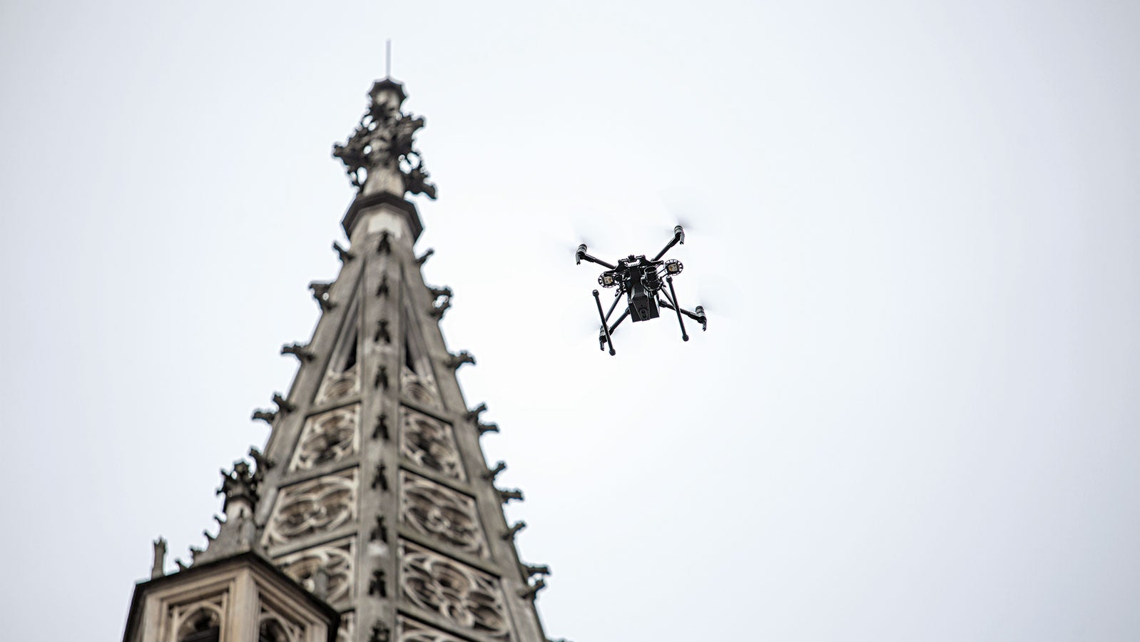 在高空中生成3d模型，Moselcopter 公司使用无人机在高空中完成不同的空间区域的尺寸测量。