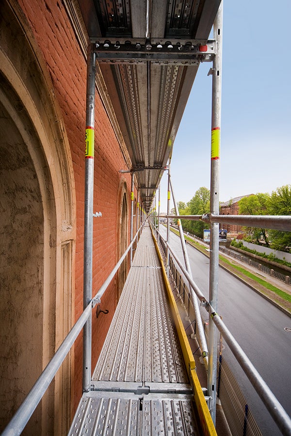 Конструкция из лесов PERI UP обеспечивает максимальную близость к зданию и полную безопасность находящихся на лесах реставраторов.