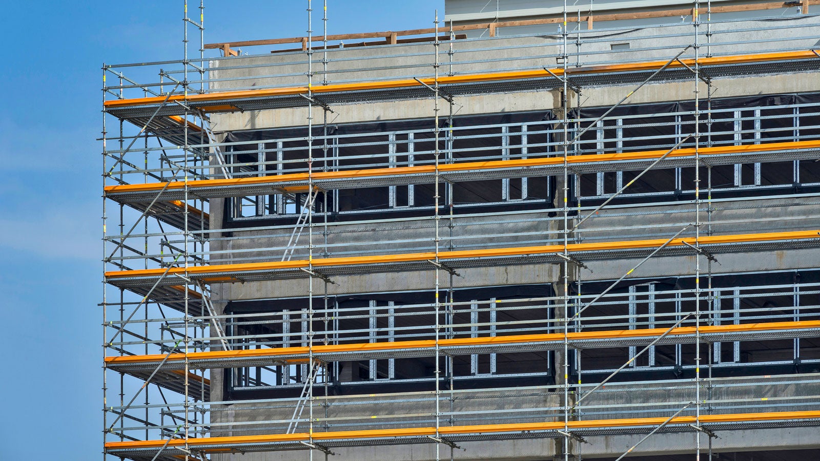 Rusztowanie modułowe PERI UP Flex o wybranej szerokości 100 cm dla sprawnego prowadzenia prac murarskich.