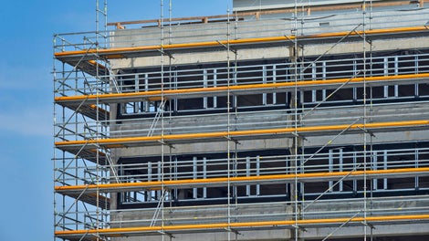 Rusztowanie modułowe PERI UP Flex o wybranej szerokości 100 cm dla sprawnego prowadzenia prac murarskich.