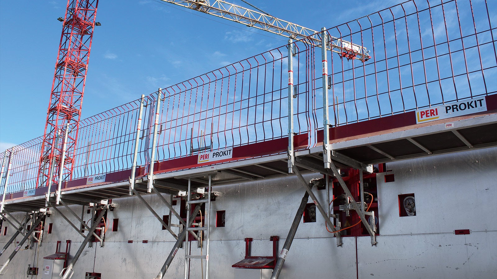 Suitable recesses for connecting the Bracket System MXK are also provided in the MAXIMO MXH Heated Formwork. The MXK Bracket System served as a safe working and concreting platform.