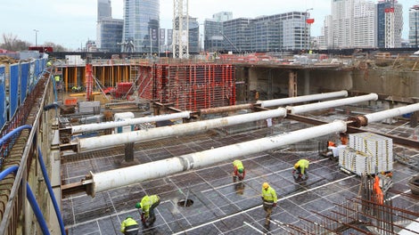 Podziemie budynku jest wykonywane z użyciem stropów rozporowych, natomiast stropy nad poziomami -5, -3 i -1 były wykonywane z użyciem deskowania SKYDECK.