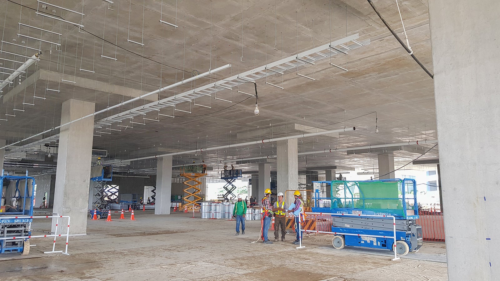 The finish look of the columns and slabs at the ground floor.