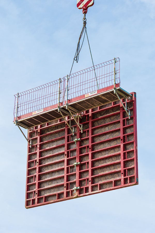 Zwei MAXIMO 360 Elemente inklusive MXK Arbeitsbühne bildeten kranversetzbare Schalungseinheiten.