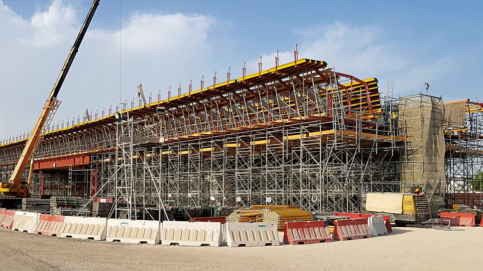 Sabah Al Ahmad Corridor四个市政工程由四个项目组成，Al Bustan 南大街高速公路桥是其中之一，它包括一个高架桥，全长超过10公里。<br/>。