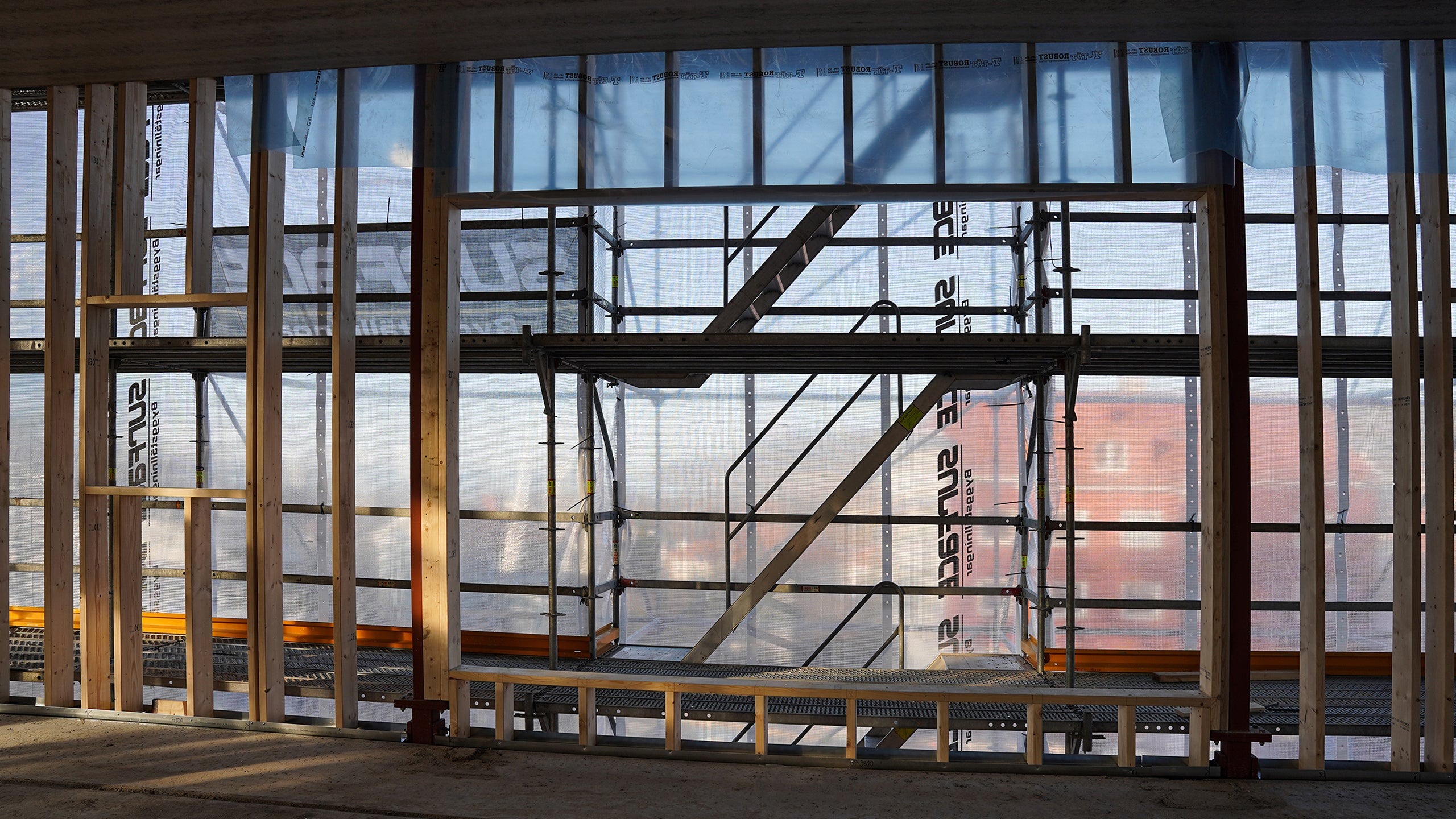 Den väderskyddade arbetsplatsen skapar en säker och effektiv arbetsplats för byggföretagets personal