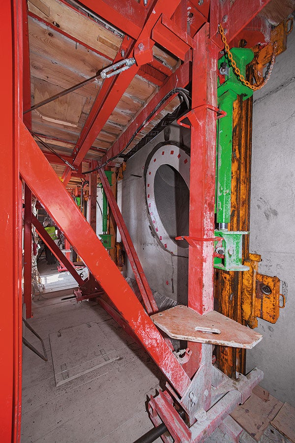 Determining the climbing axes required a well thought-out planning process in order to avoid any collisions with the stay cable boxes.