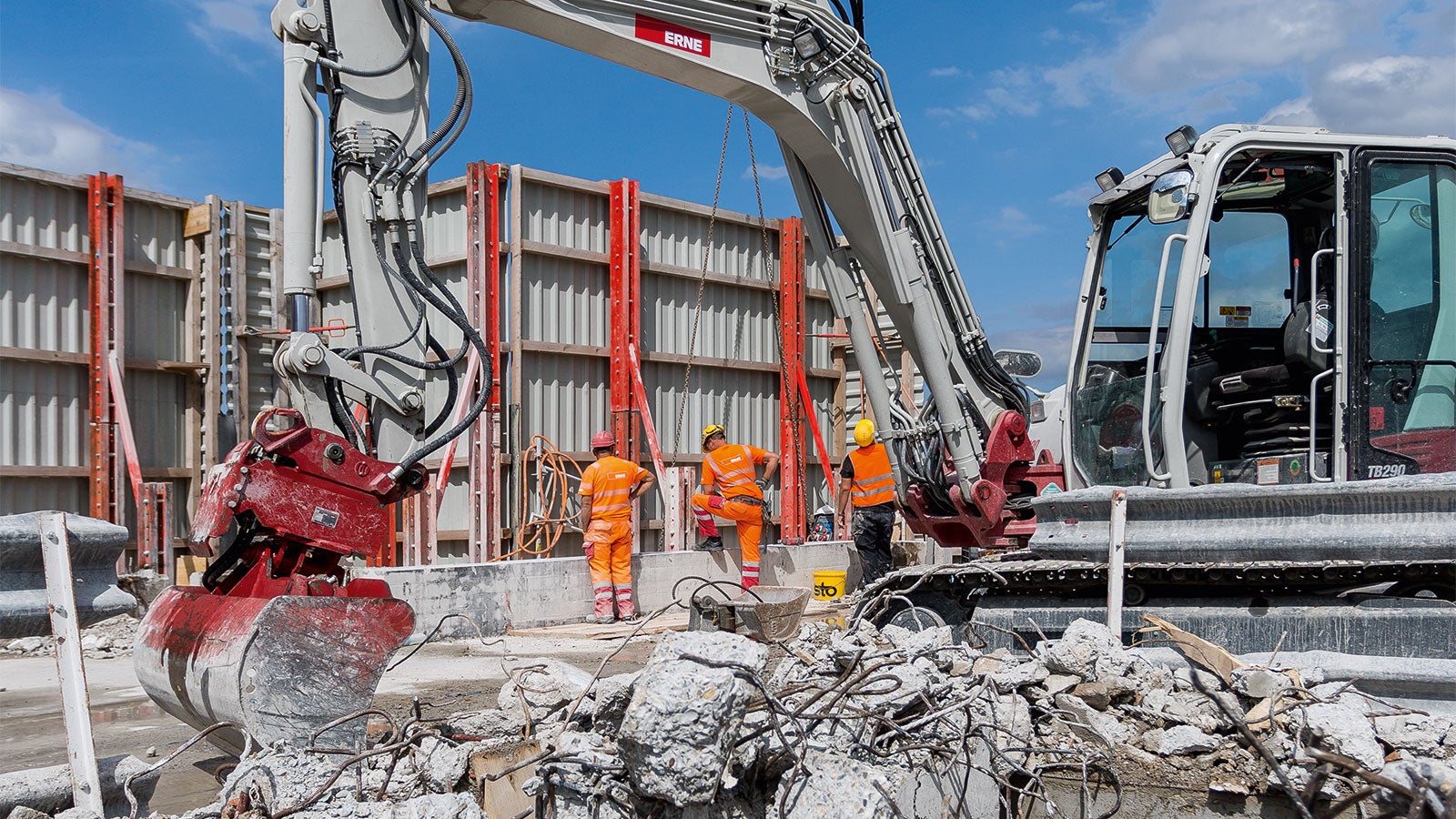 Innerhalb der RCS Kletterschutzwand wurde Stockwerk für Stockwerk mit Kleingerät abgetragen.<br/>