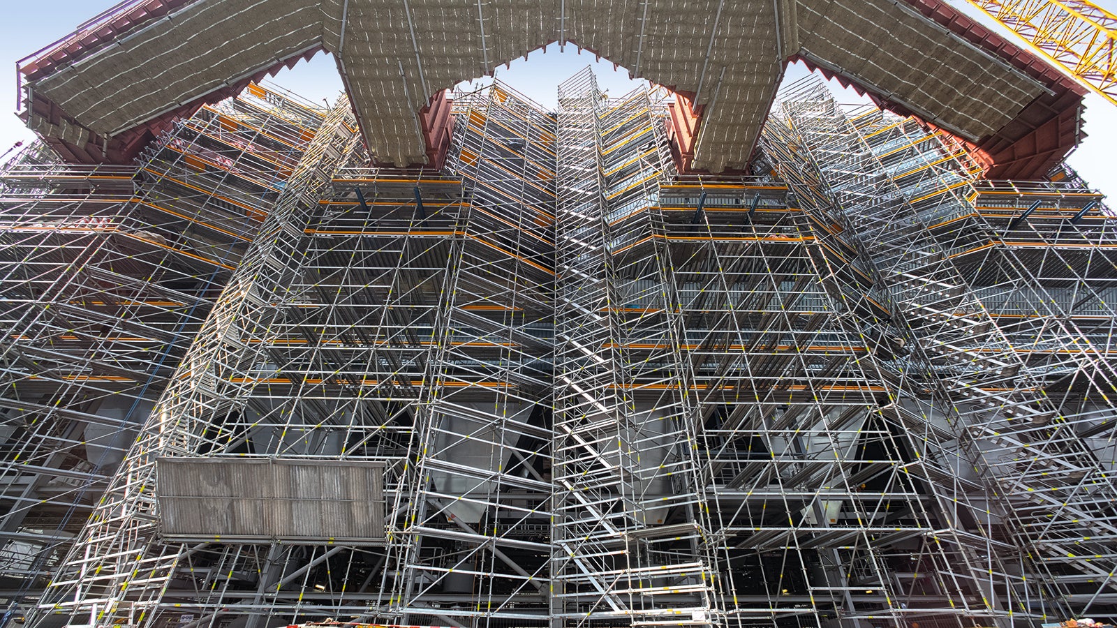 Bei den Montagearbeiten im Rahmen des Kraftwerksneubaus zeigte sich der PERI UP Gerüstbaukasten äußerst anpassungsfähig – und erfüllte damit höchste Anforderungen an die zu schaffenden Arbeitsplattformen. Dadurch, dass sich das Modulgerüst mit vorlaufendem Geländer montieren ließ, war die geforderte Sicherheit auch für den Gerüstbautrupp in hohem Maße gegeben.