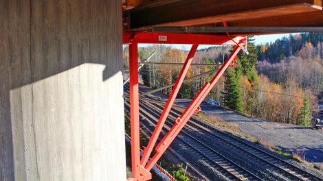 CB 240 -järjestelmä toimi työtasoina pilareissa.