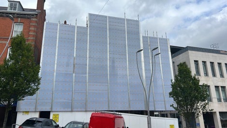 PERI UP Cladding kept the public protected throughout the process while still allowing enough light to pass through for trades to continue working on the other side.