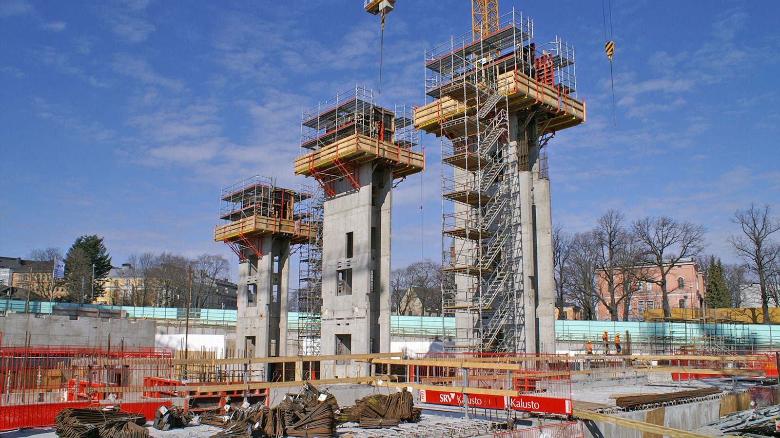 Kuiluissa käytettiin CB 240 -kiipeämiskonsoleita yhdessä TRIO-seinämuottien kanssa.