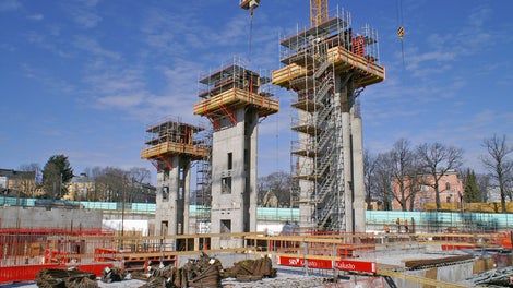 Kuiluissa käytettiin CB 240 -kiipeämiskonsoleita yhdessä TRIO-seinämuottien kanssa.