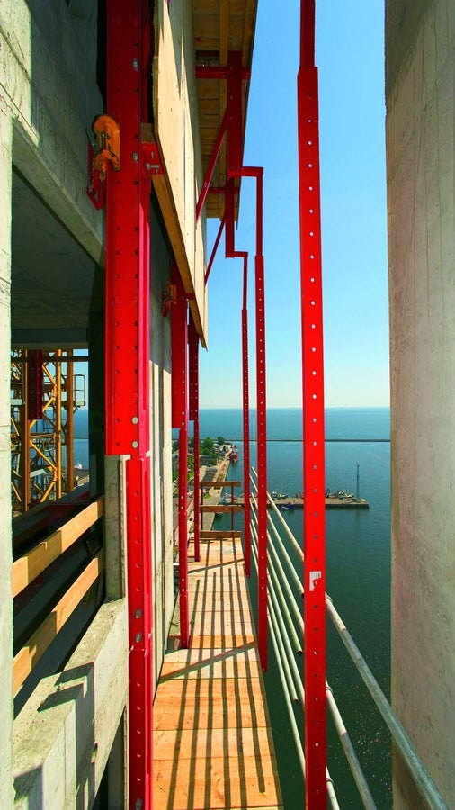 Przestawianie osłon RCS za pomocą napędów hydraulicznych znacząco przyspieszyło przebieg całego procesu i nie angażowało żurawia.