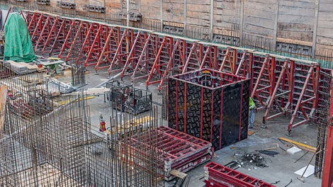 Opěrné rámy SB přenáší tlak z jednostranného bednění do podloží.