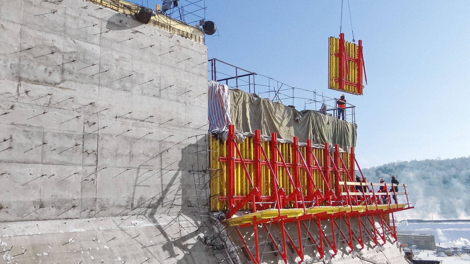 PERI developed the SCS Climbing System primarily for single-sided applications such as dams, locks or pier heads.